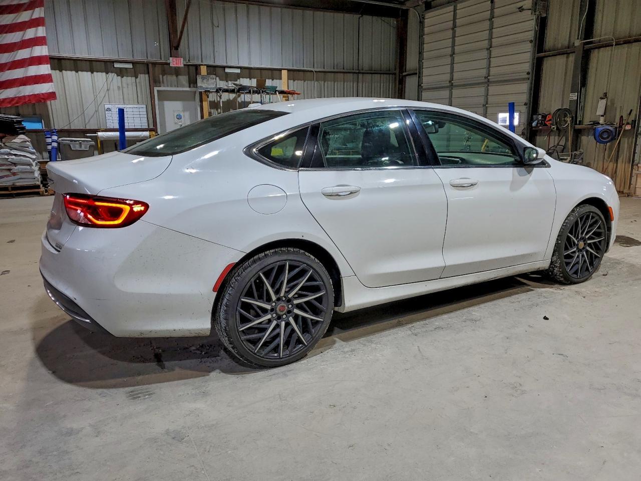 2015 Chrysler 200 Limited - Фото 3