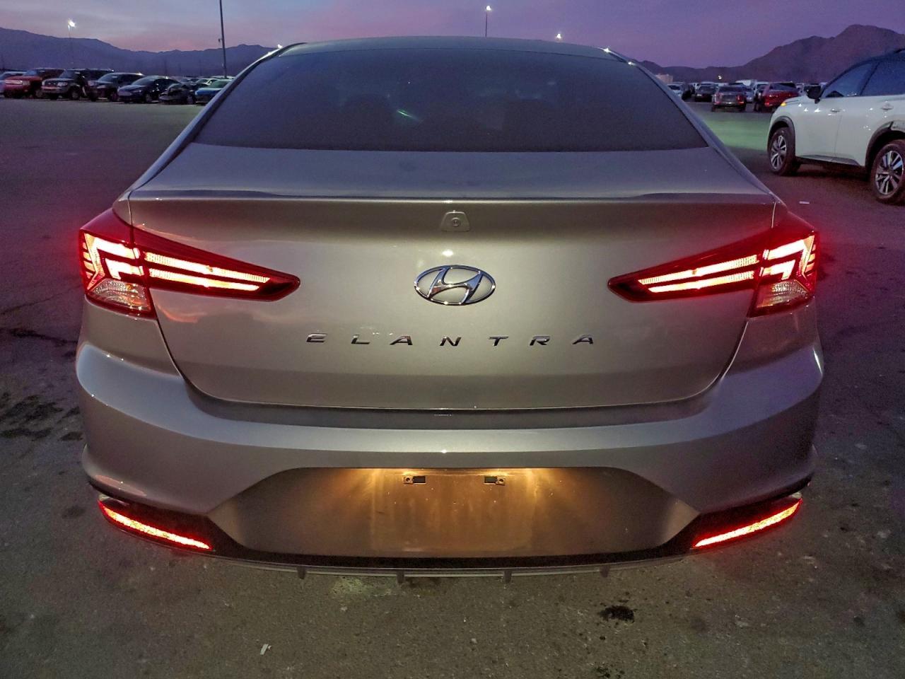 2020 Hyundai Elantra Se - Image 6