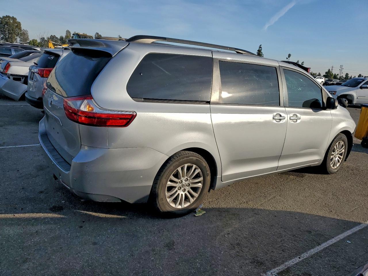 2015 Toyota Sienna Xle - Фото 3