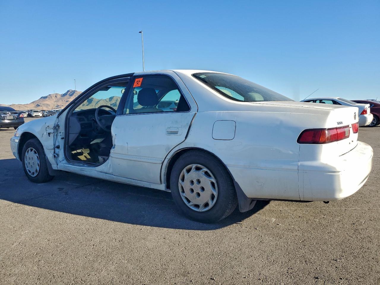 1998 Toyota Camry Le - Фото 2