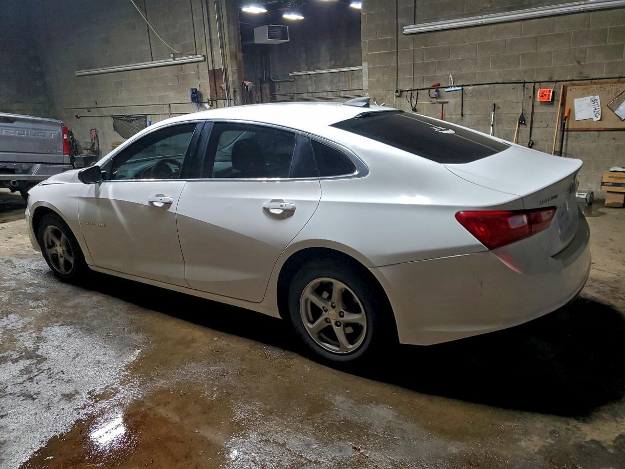 2017 Chevrolet Malibu Ls - Фото 2