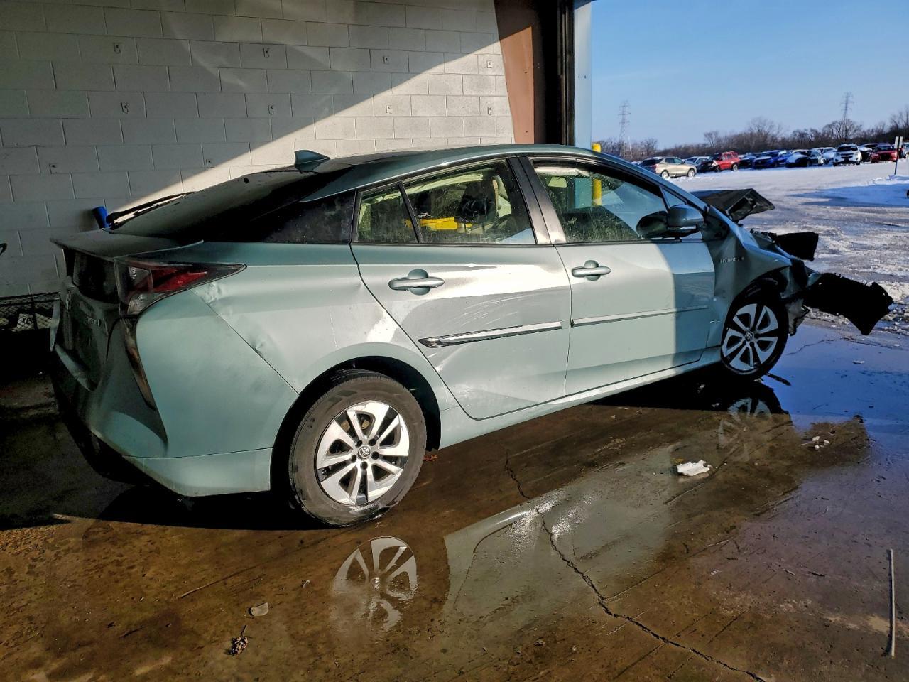 2016 Toyota Prius Three - Фото 3