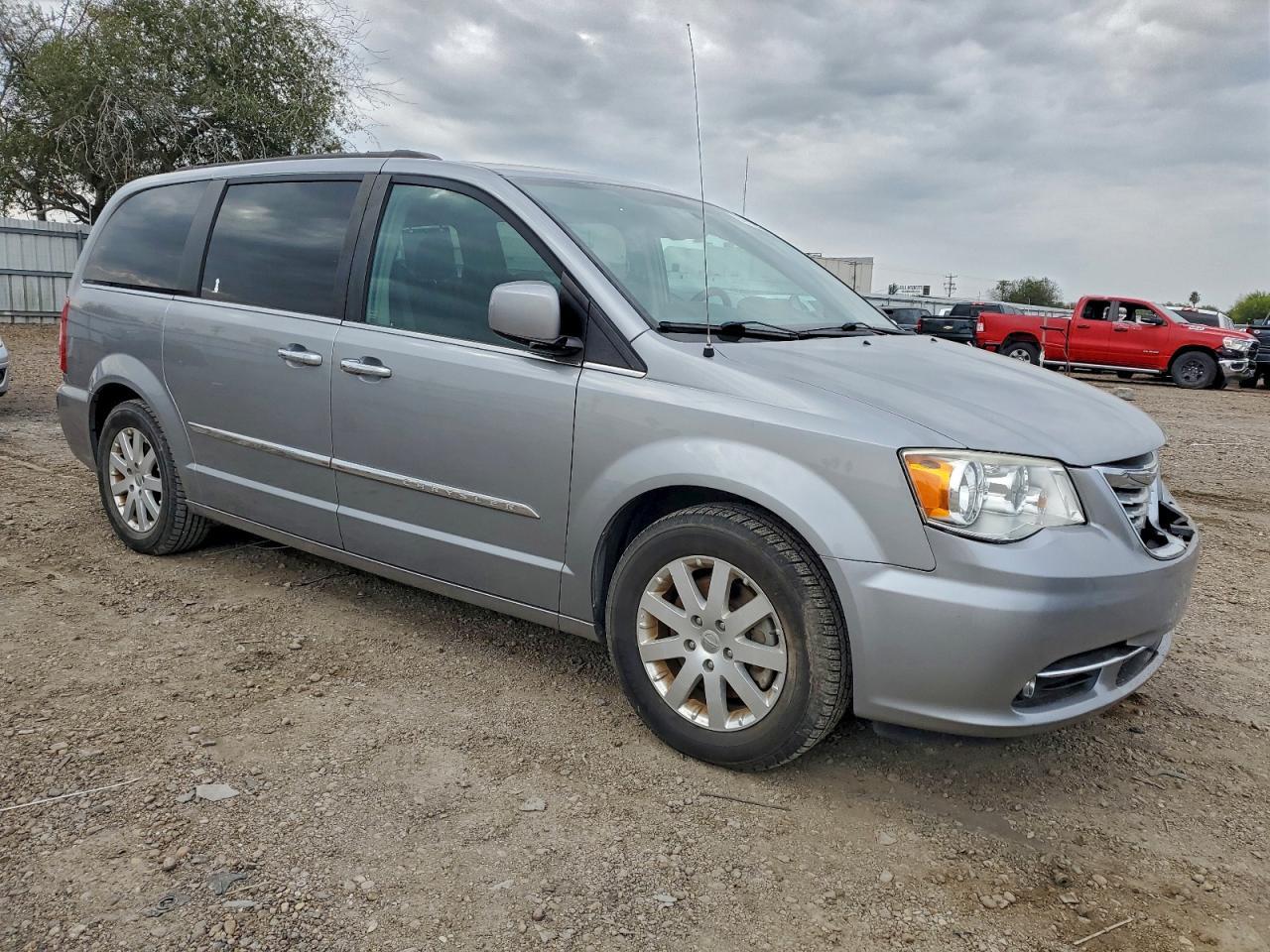 2015 Chrysler Town & Country Touring - Image 4