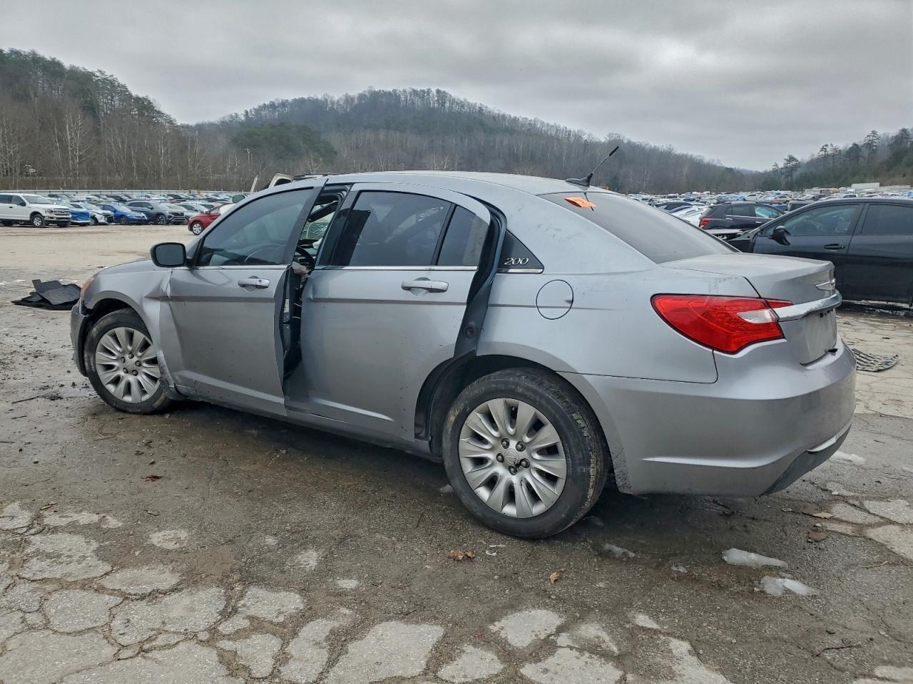 2014 Chrysler 200 Lx - Image 2