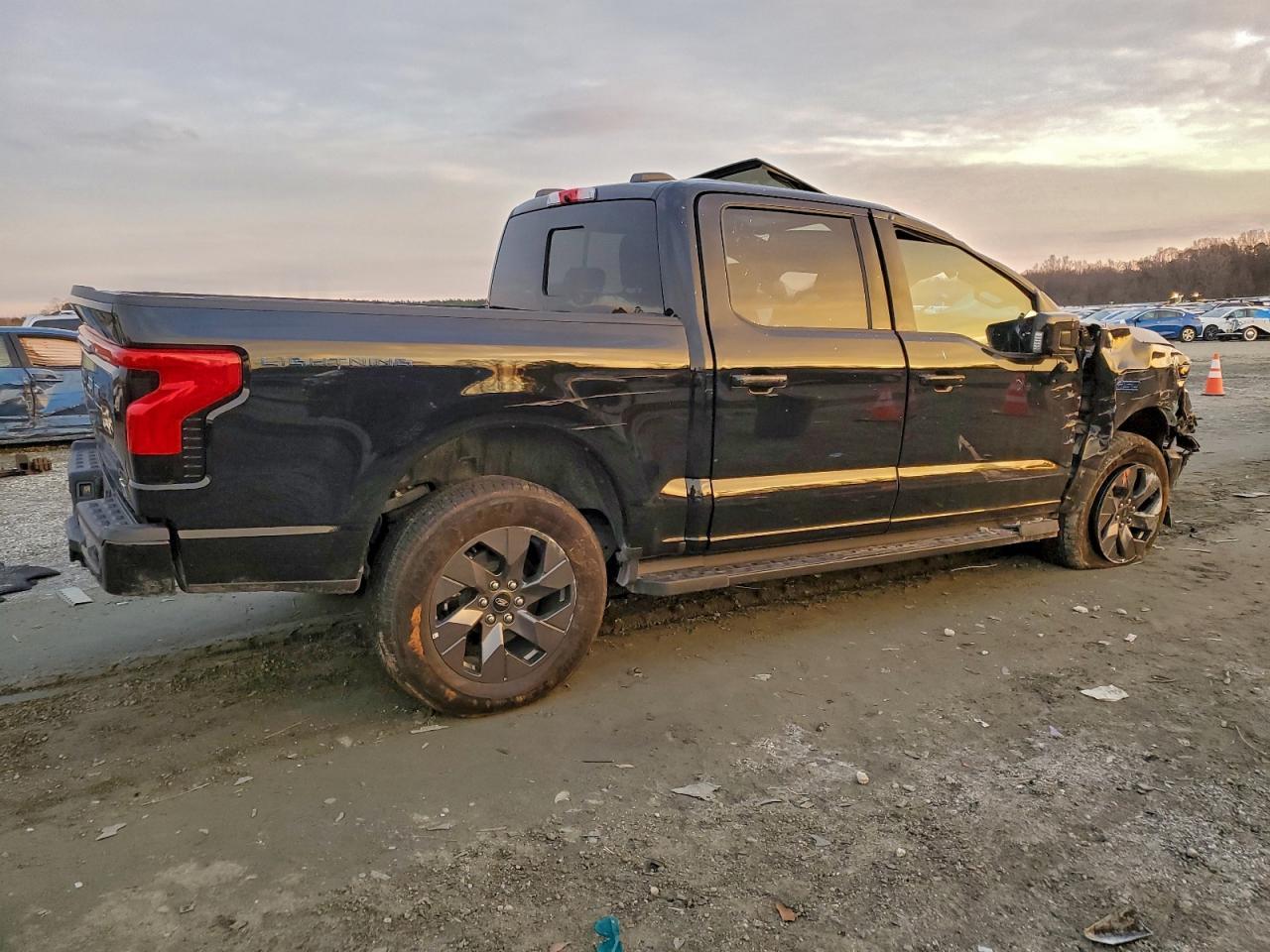 2024 Ford F150 Lightning Lariat - Image 3