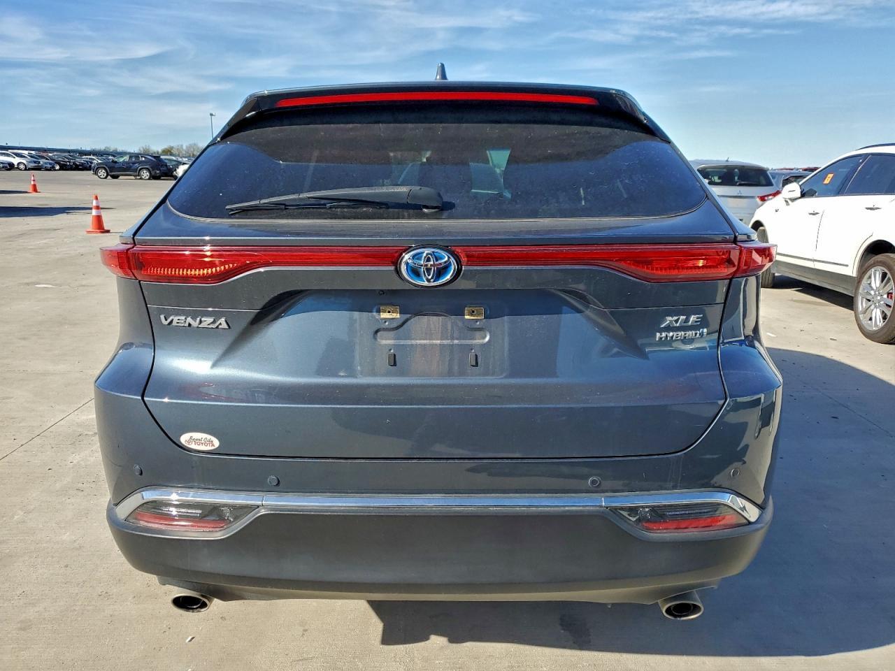 2022 Toyota Venza Le - Image 6