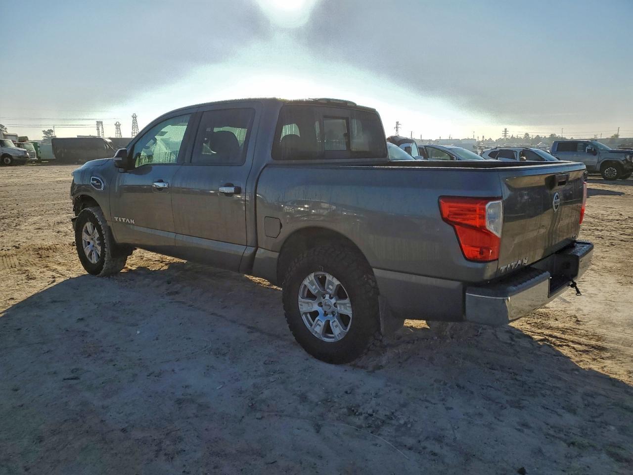 2017 Nissan Titan S - Фото 2