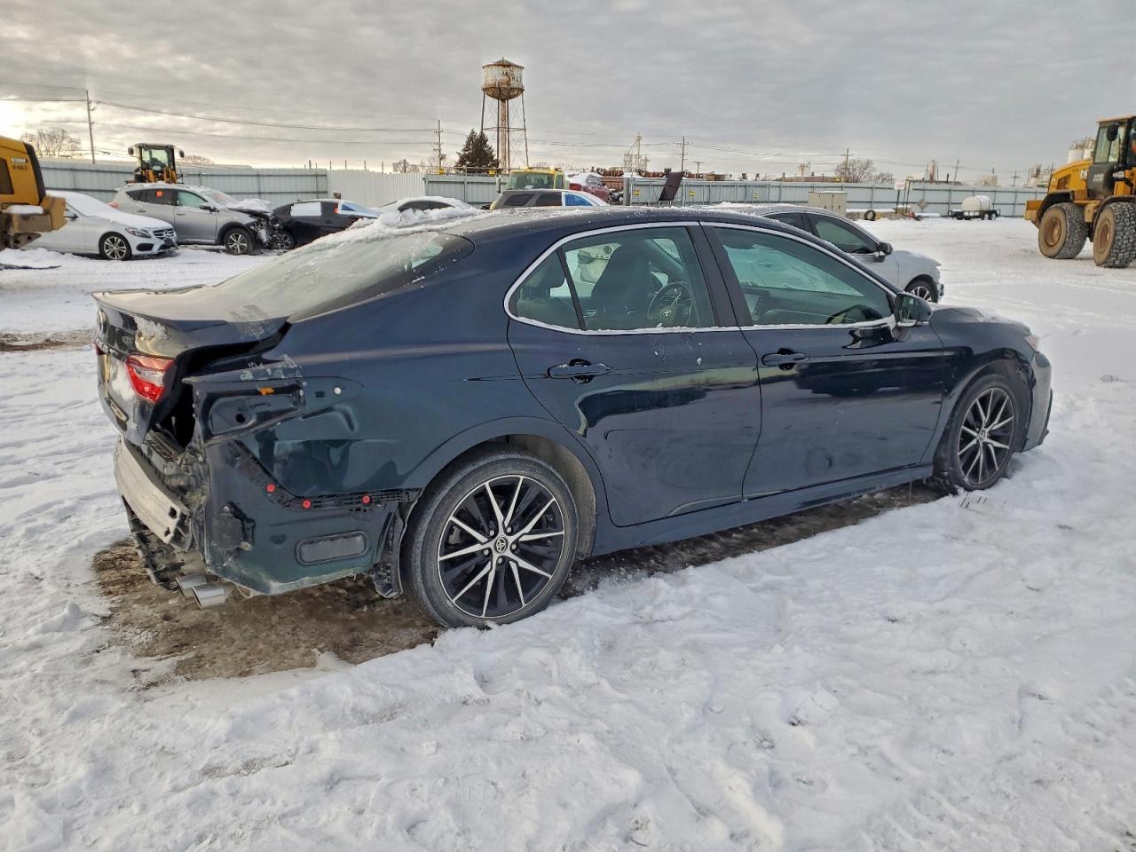 2021 Toyota Camry Se - Фото 3