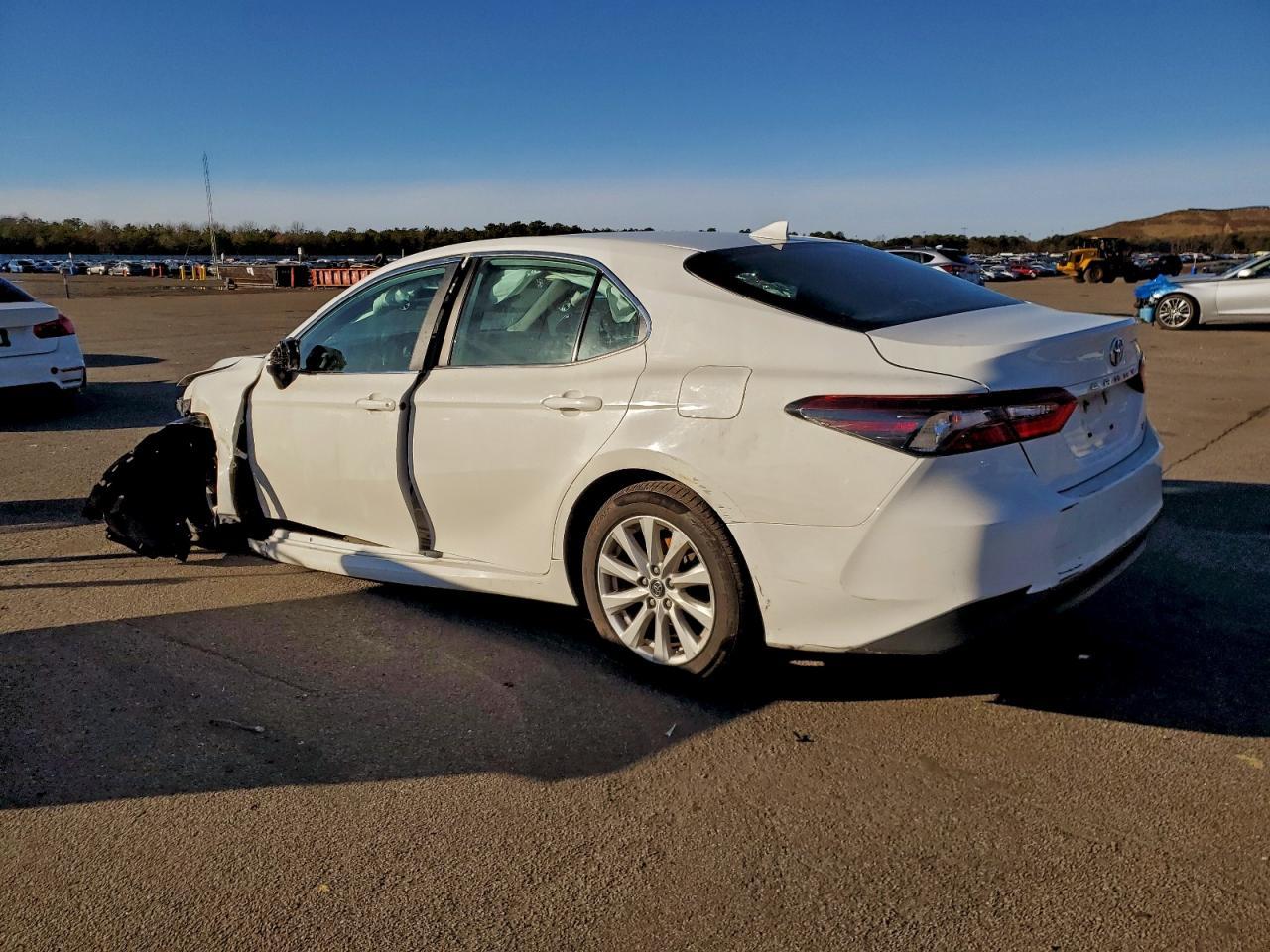 2020 Toyota Camry Le - Фото 2