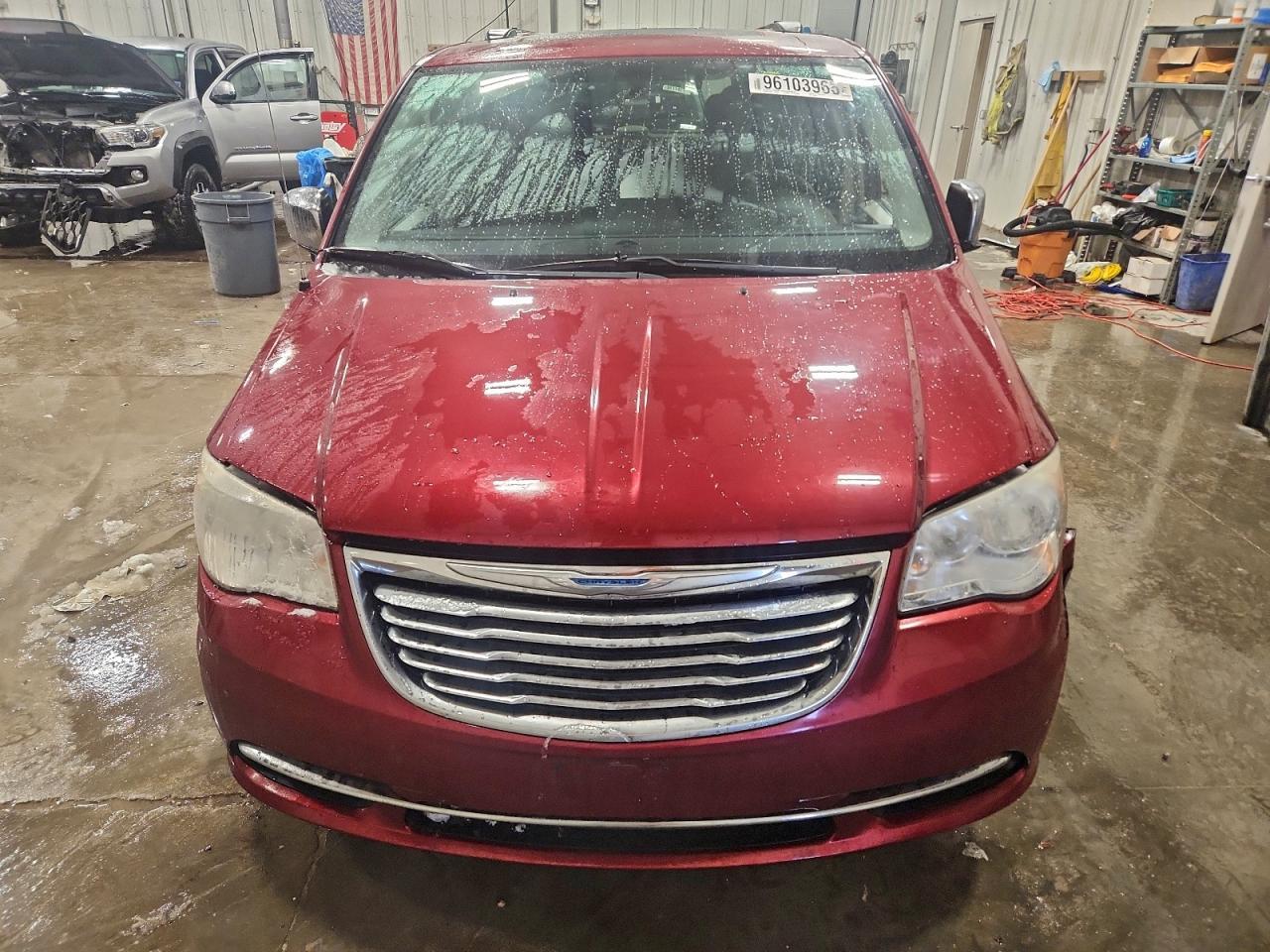 2012 Chrysler Town & Country Touring L - Фото 5