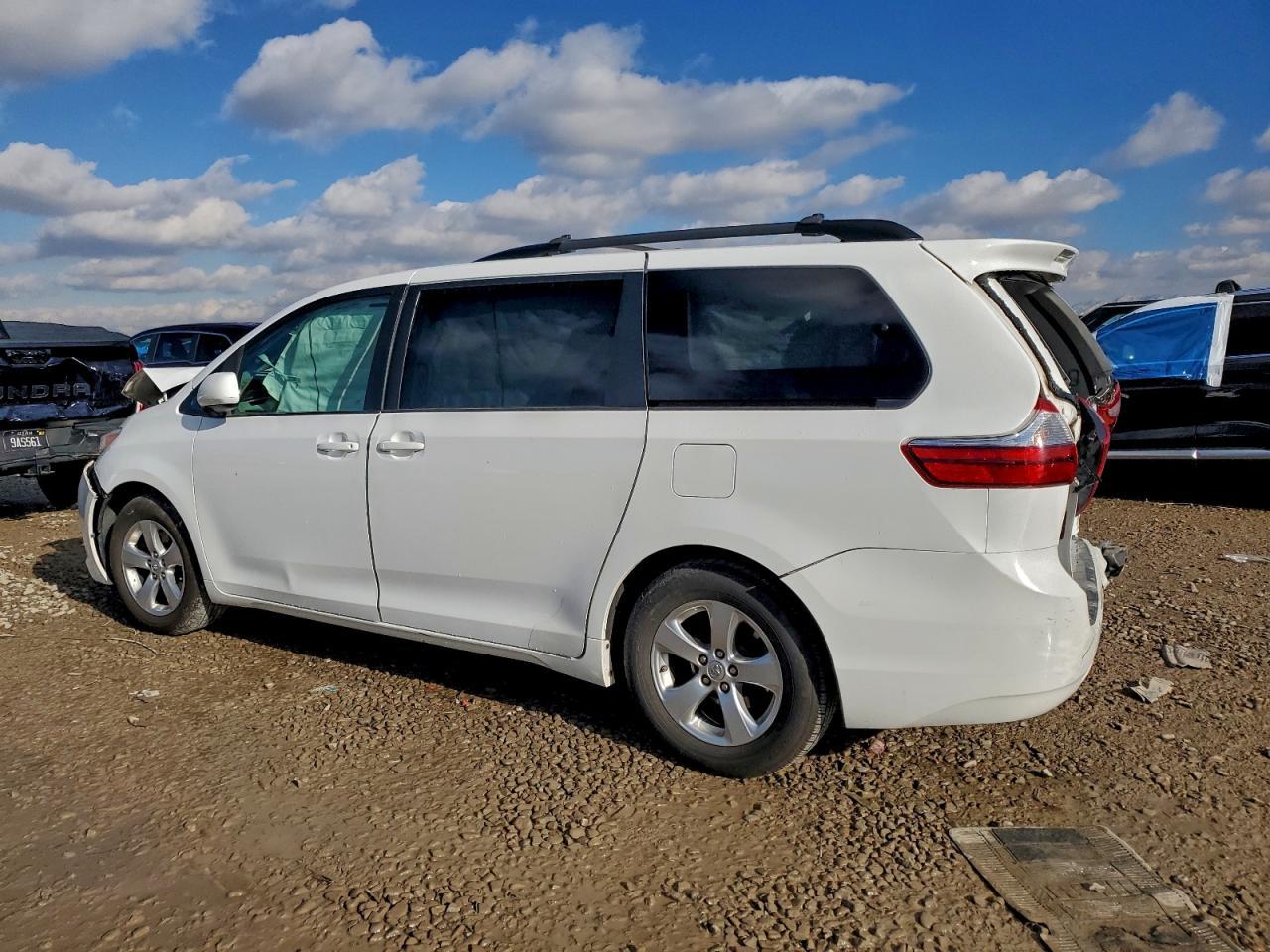 2015 Toyota Sienna Le - Фото 2