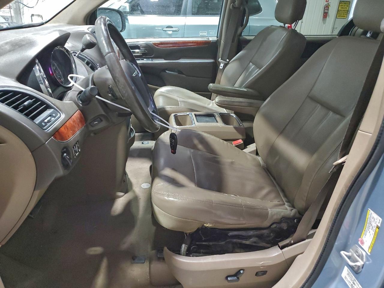 2013 Chrysler Town & Country Touring L - Фото 7
