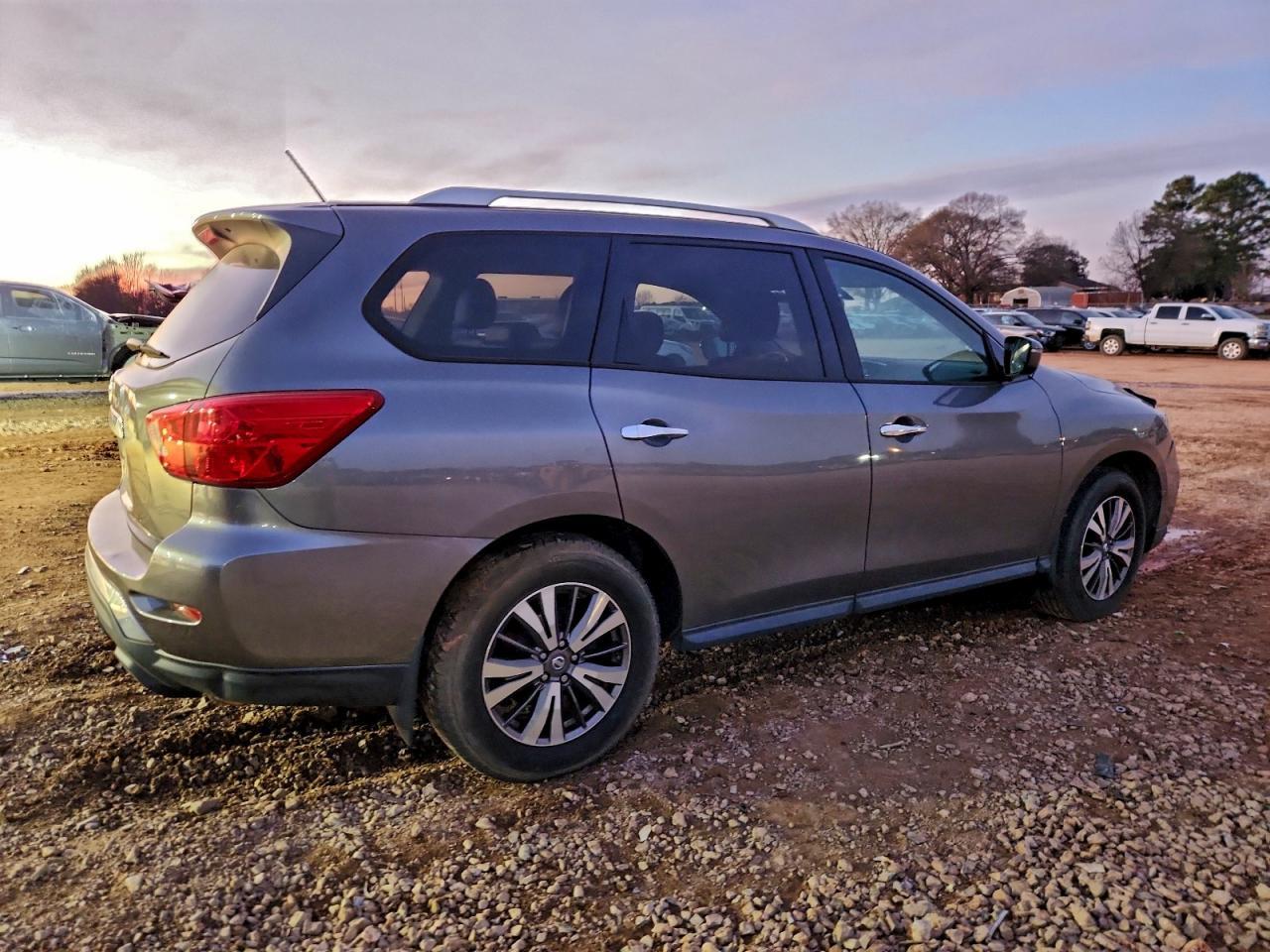 2017 Nissan Pathfinder S - Image 3