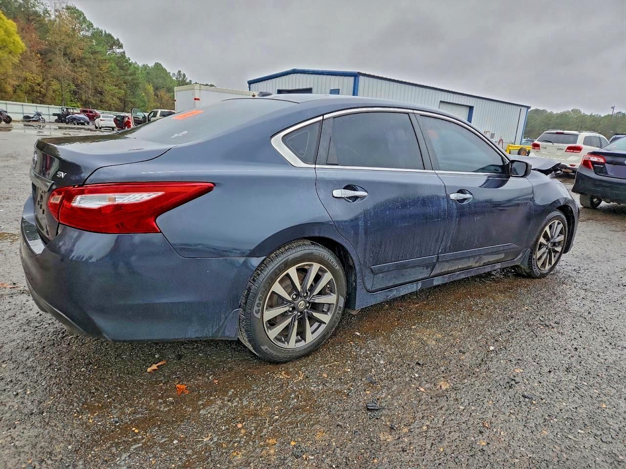 2017 Nissan Altima 2.5 - Image 3