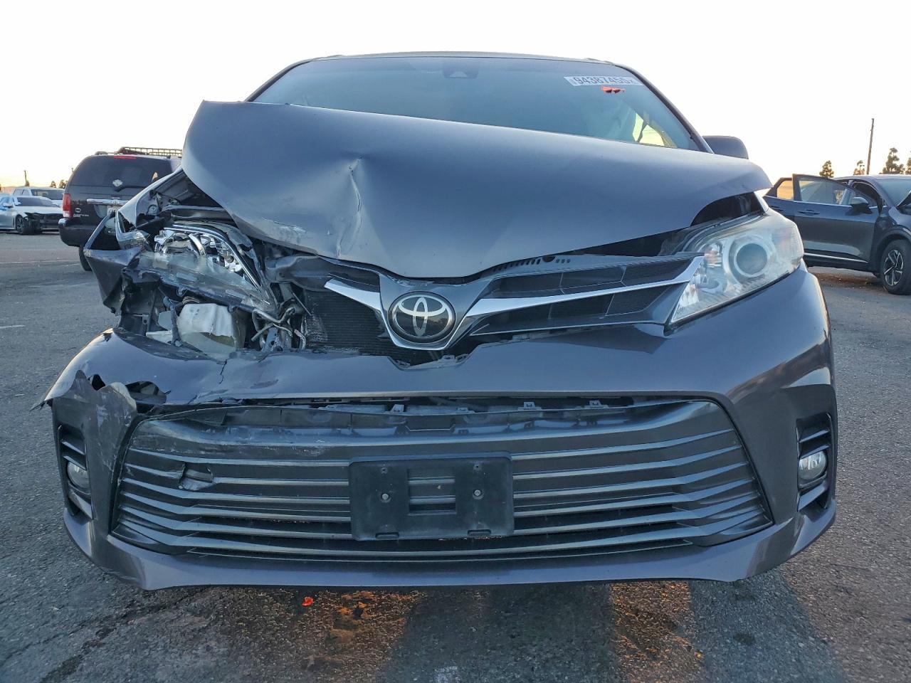 2018 Toyota Sienna Xle - Фото 5
