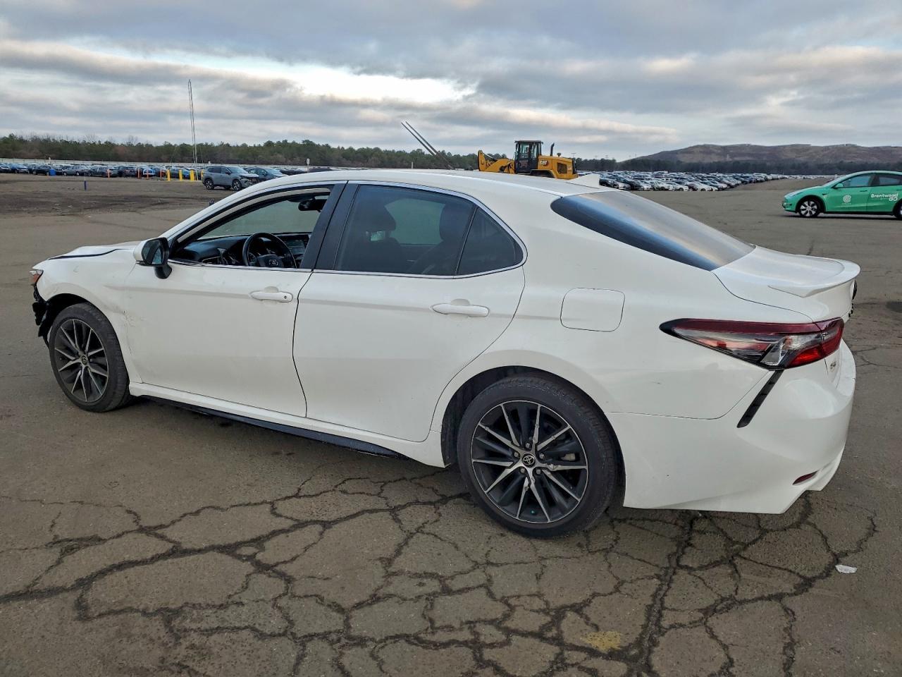 2022 Toyota Camry Se - Фото 2