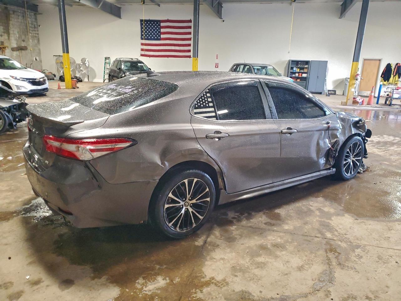 2020 Toyota Camry Se - Фото 3