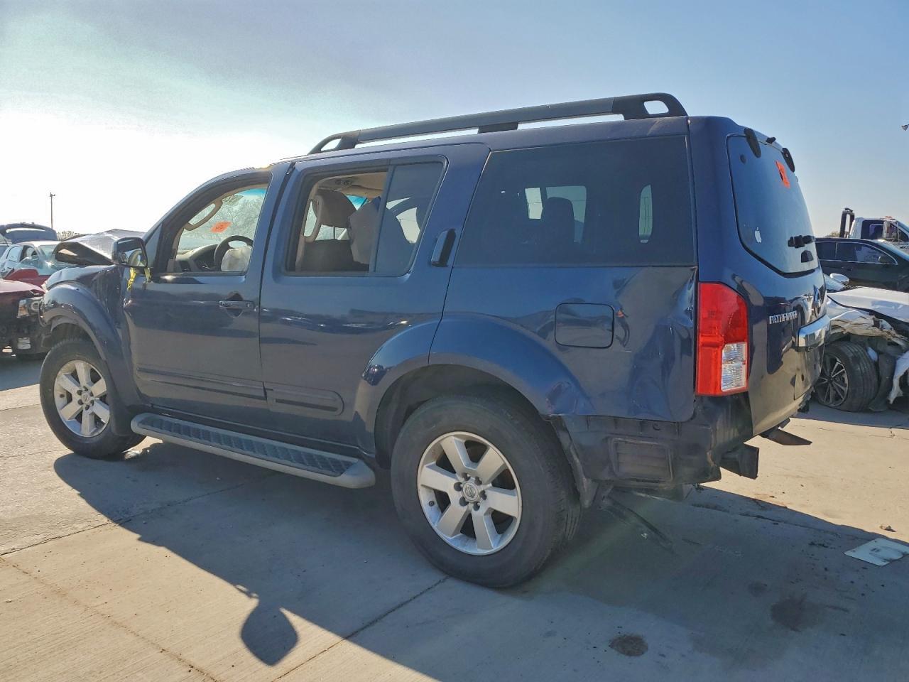 2012 Niss Pathfinder - Image 2