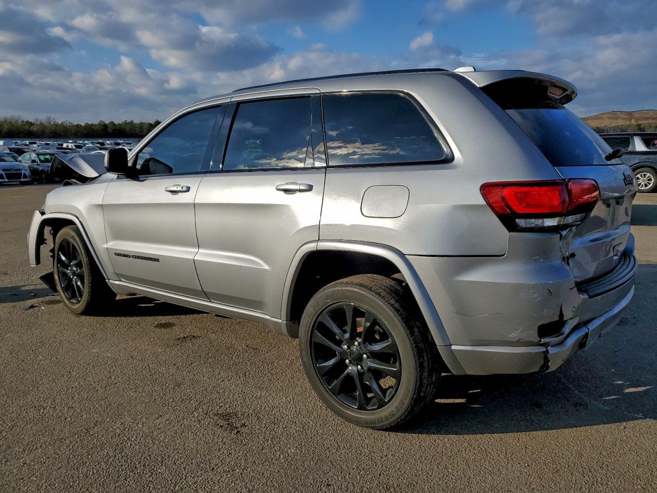 2019 Jeep Grand Cherokee Laredo - Image 2