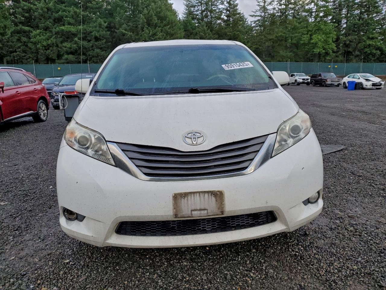2012 Toyota Sienna Se 8-Passenger - Image 5
