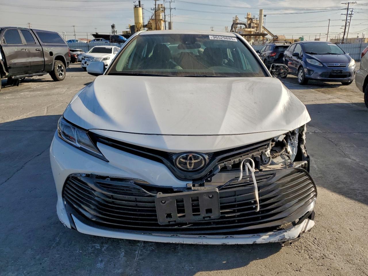 2020 Toyota Camry Le - Фото 5