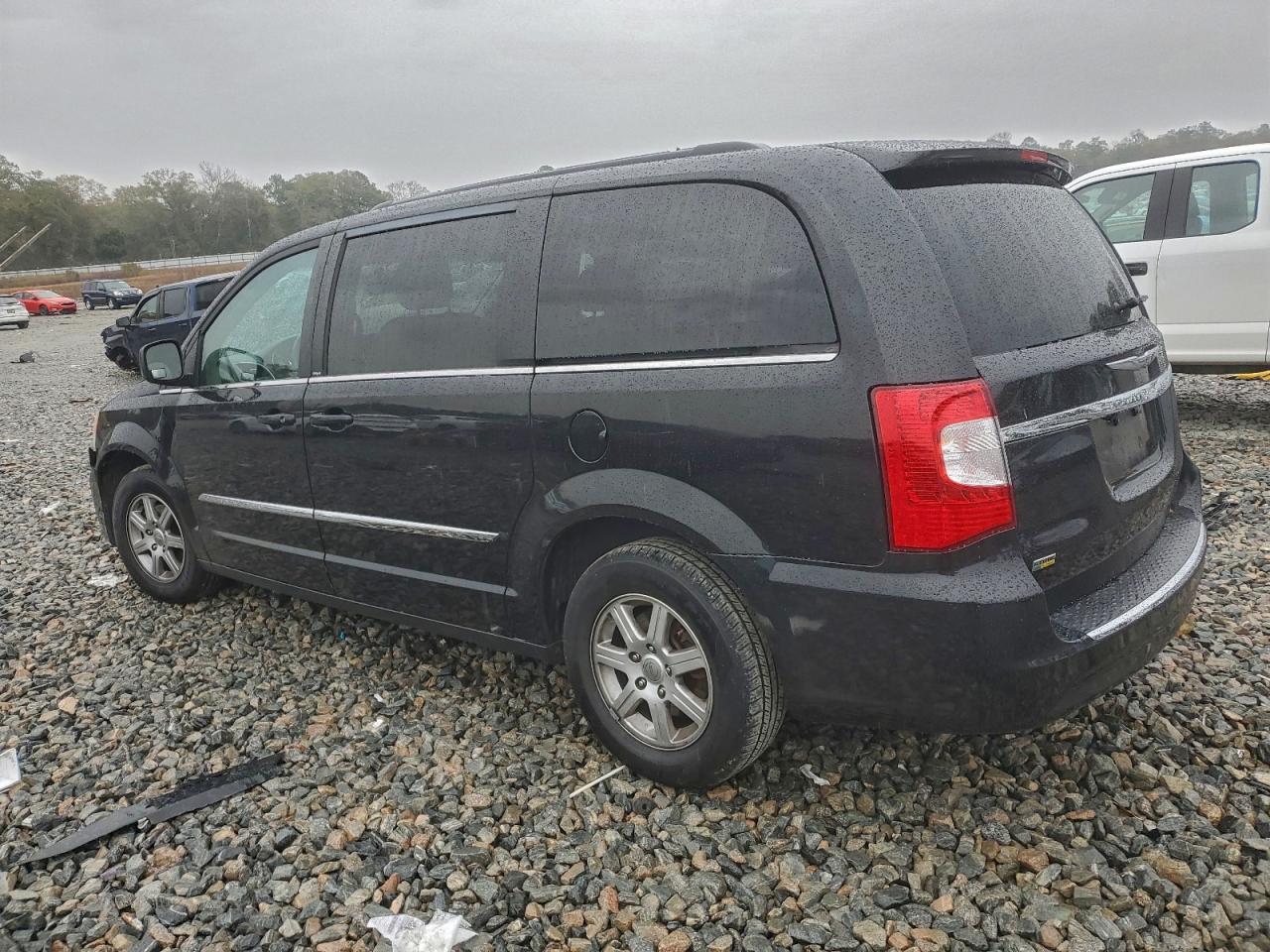 2013 Chrysler Town & Country Touring - Фото 2