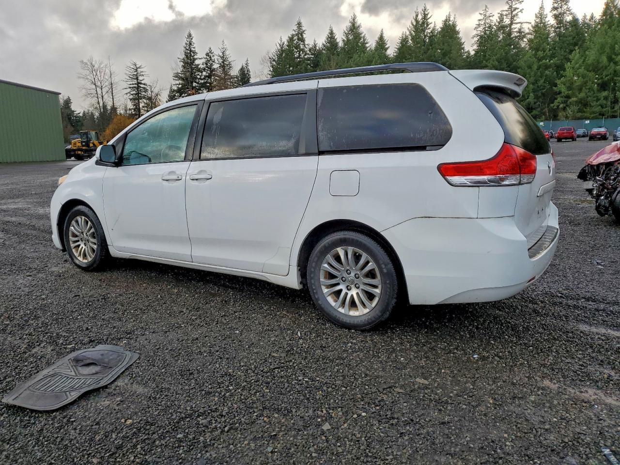2012 Toyota Sienna Se 8-Passenger - Image 2
