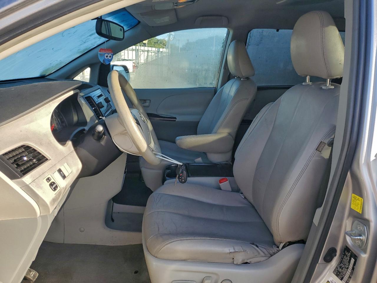2011 Toyota Sienna Le - Image 7