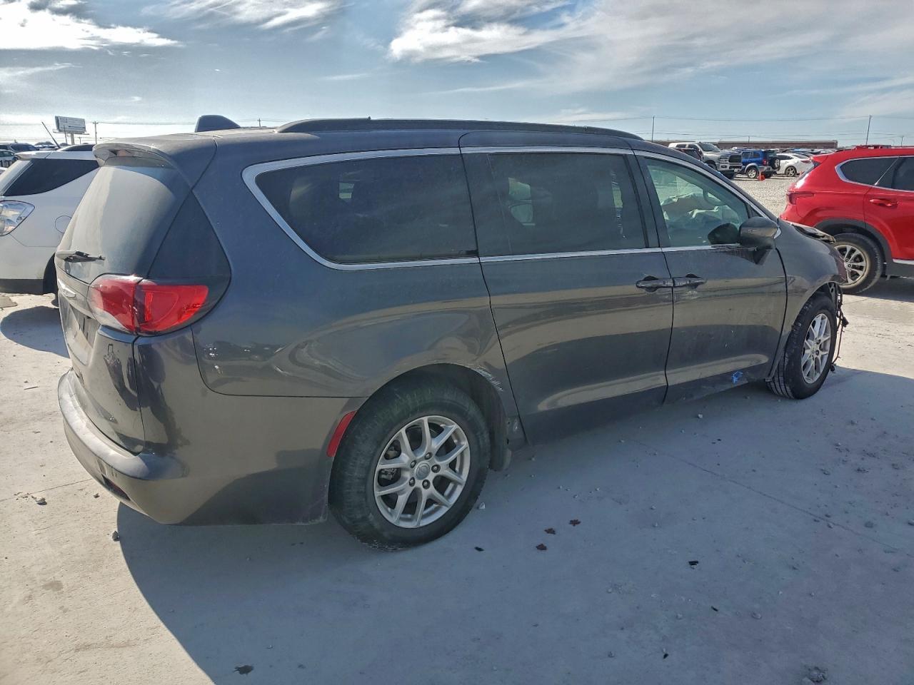 2020 Chrysler Voyager Lxi - Фото 3