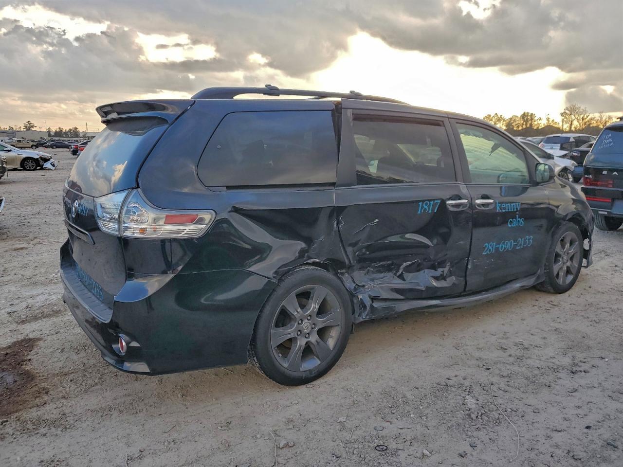 2015 Toyota Sienna Sport - Фото 3