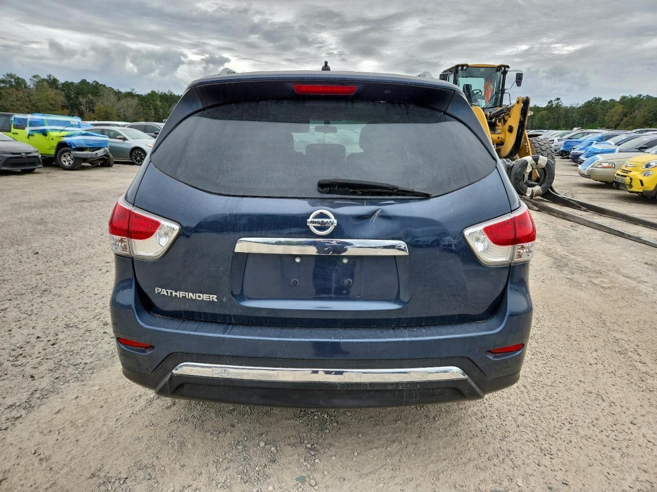 2016 Nissan Pathfinder S - Image 6