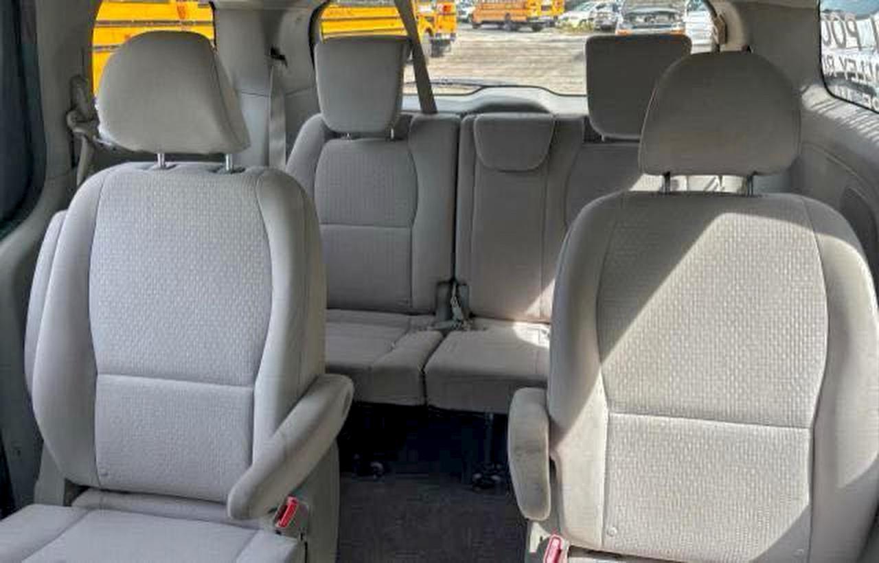 2017 Kia Sedona L - Фото 6