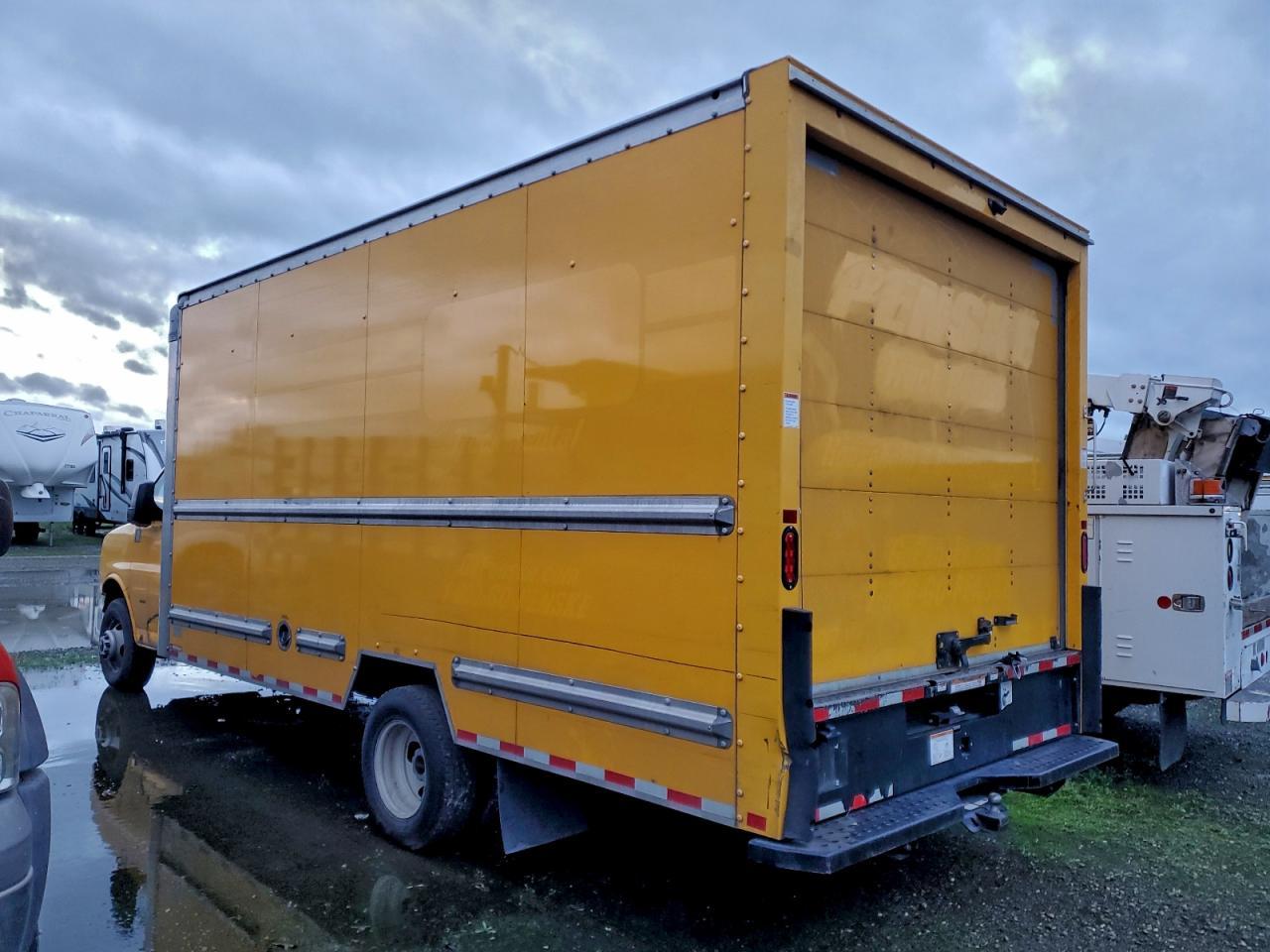 2022 GMC Savana Box Truck - Фото 2