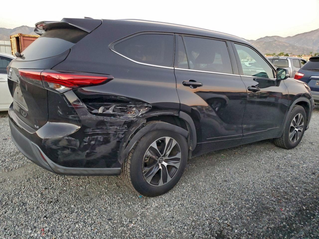 2021 Toyota Highlander Xle - Image 3