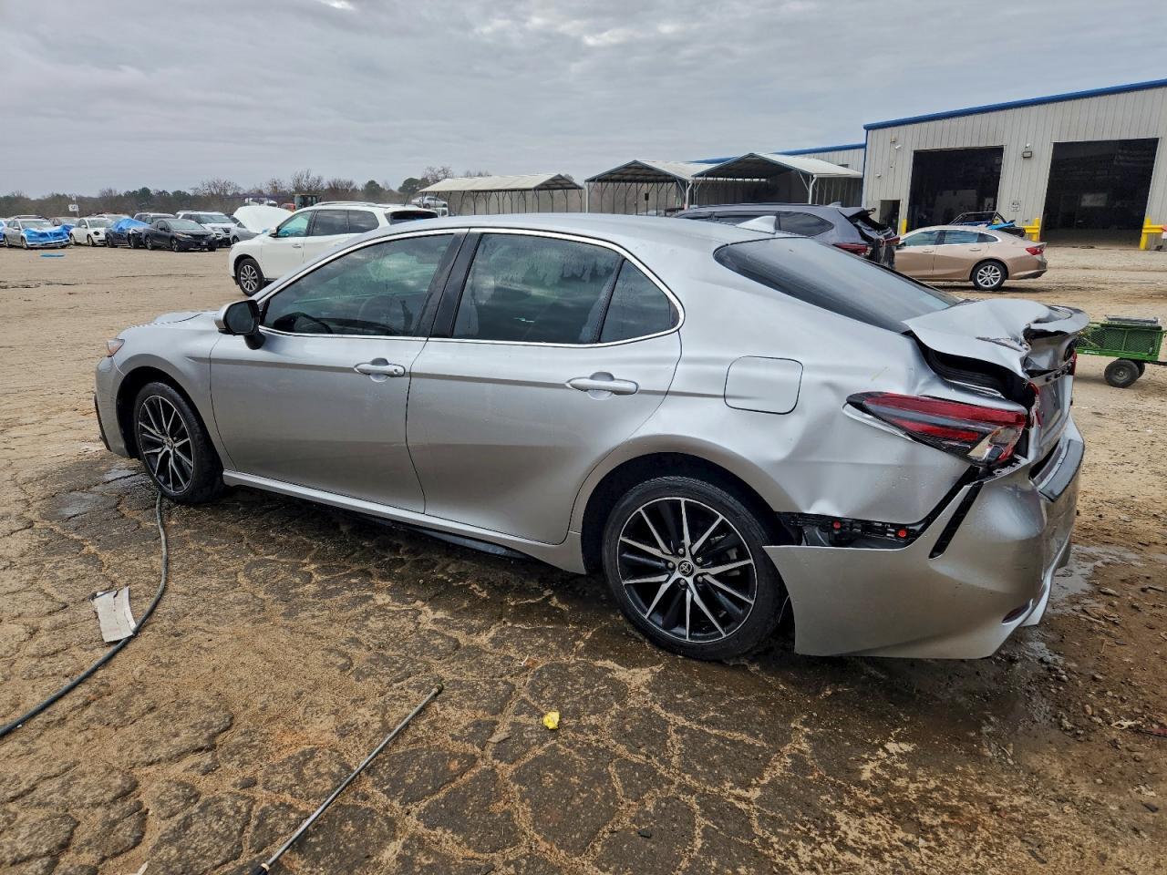 2021 Toyota Camry Se - Фото 2