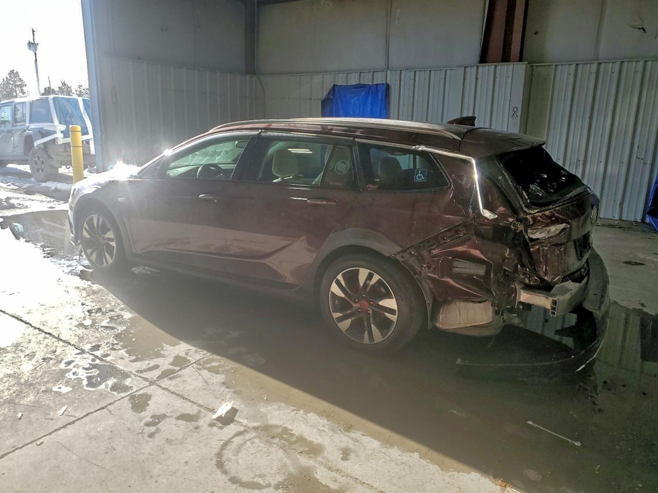 2019 Buick Regal Tourx Essence - Image 2