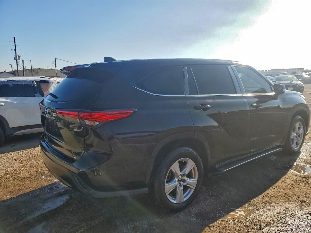 2022 Toyota Highlander L - Image 3