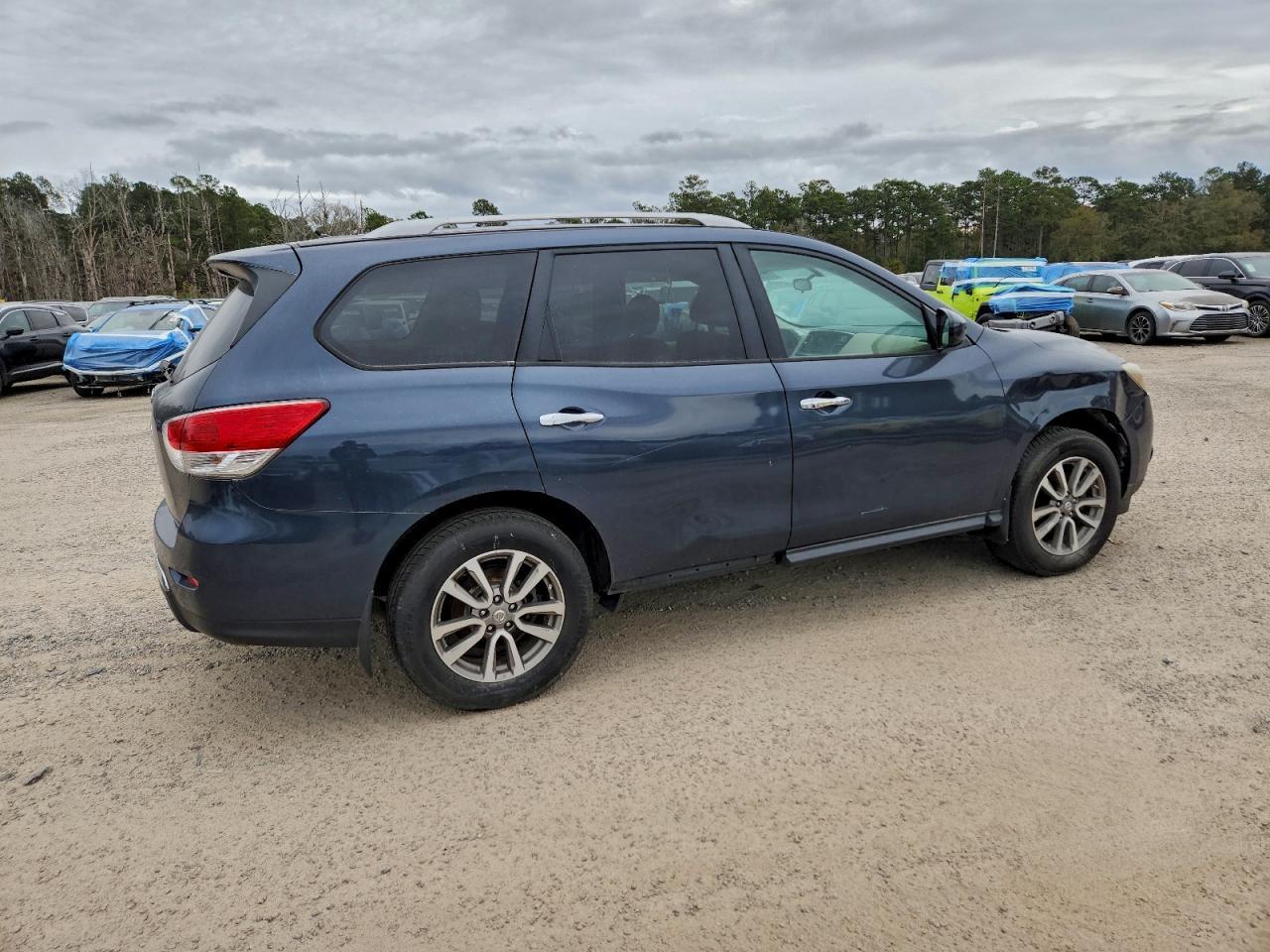 2016 Nissan Pathfinder S - Image 3