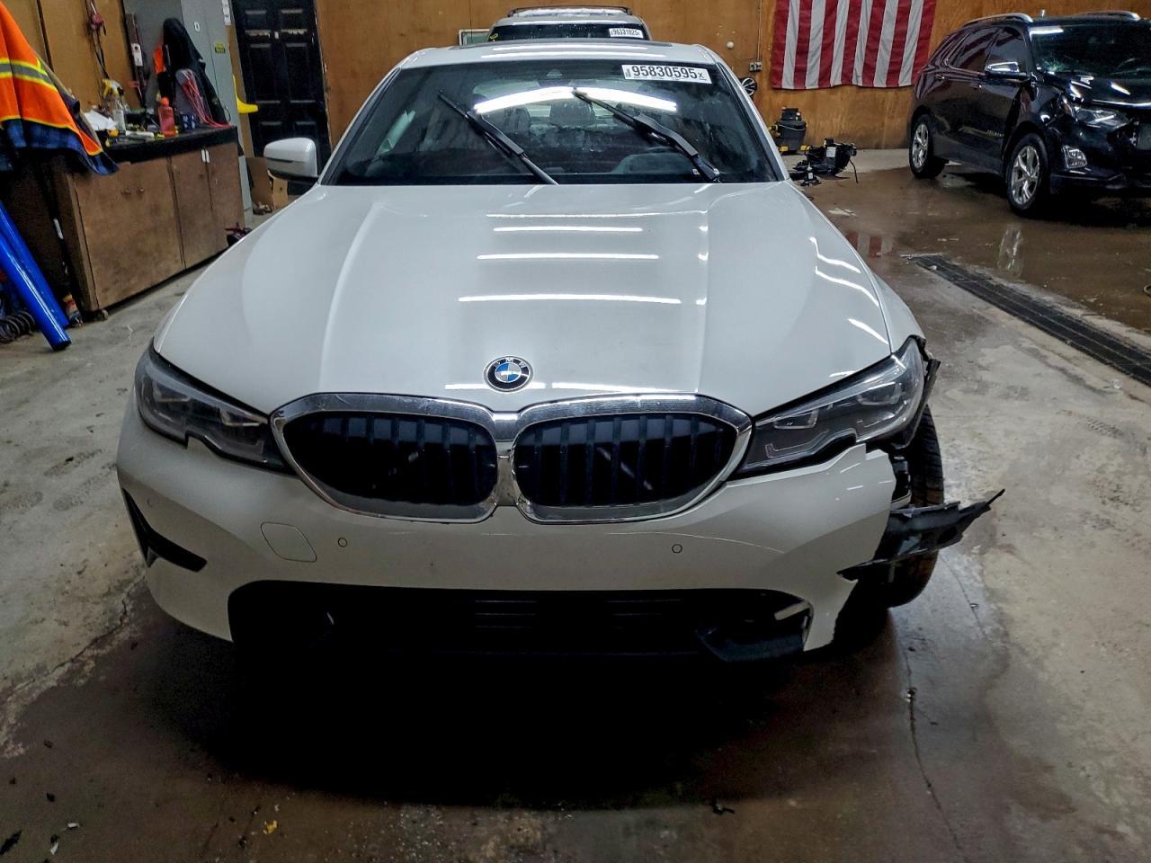 2021 BMW 330Xi - Фото 5