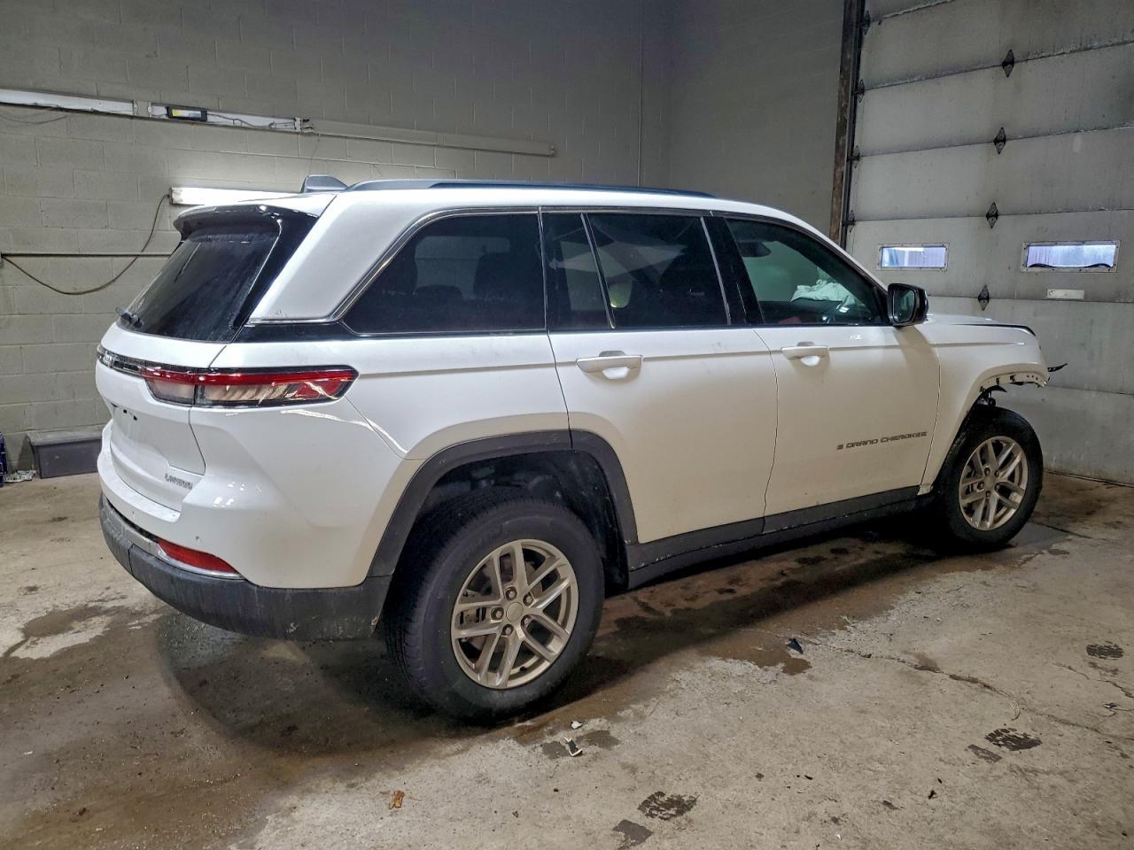2025 Jeep Grand Cherokee Laredo - Image 3