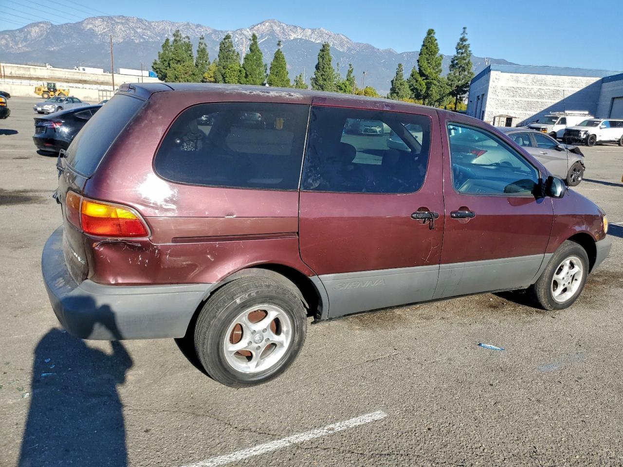 1998 Toyota Sienna Le - Фото 3