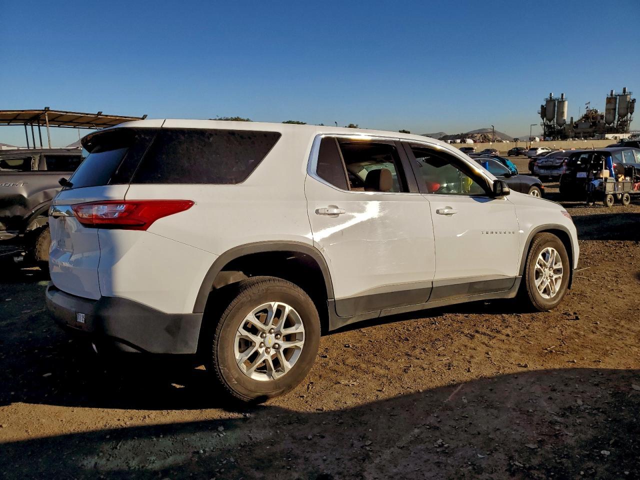2021 Chevrolet Traverse Ls - Фото 3