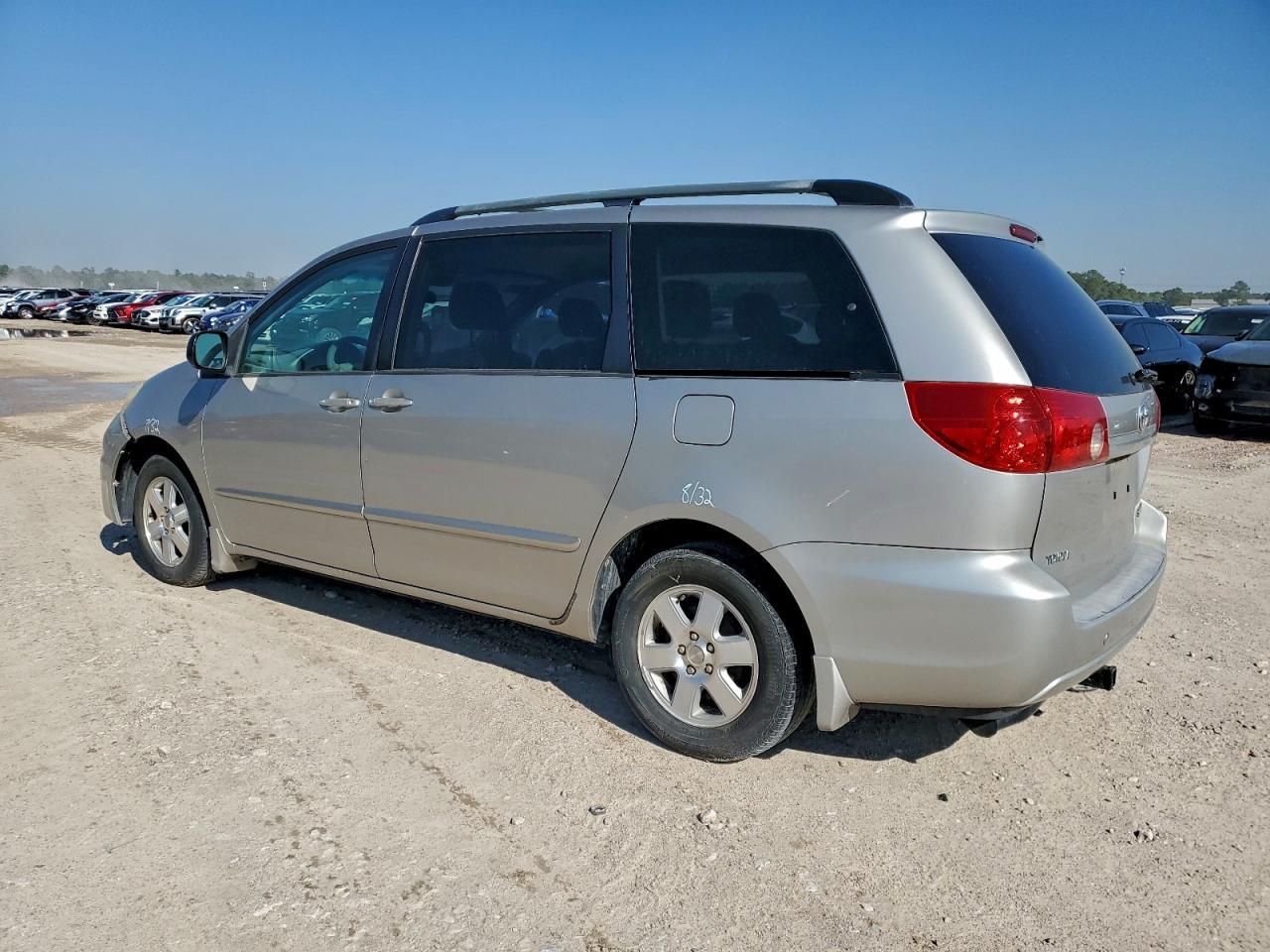 2006 Toyota Sienna - Image 2
