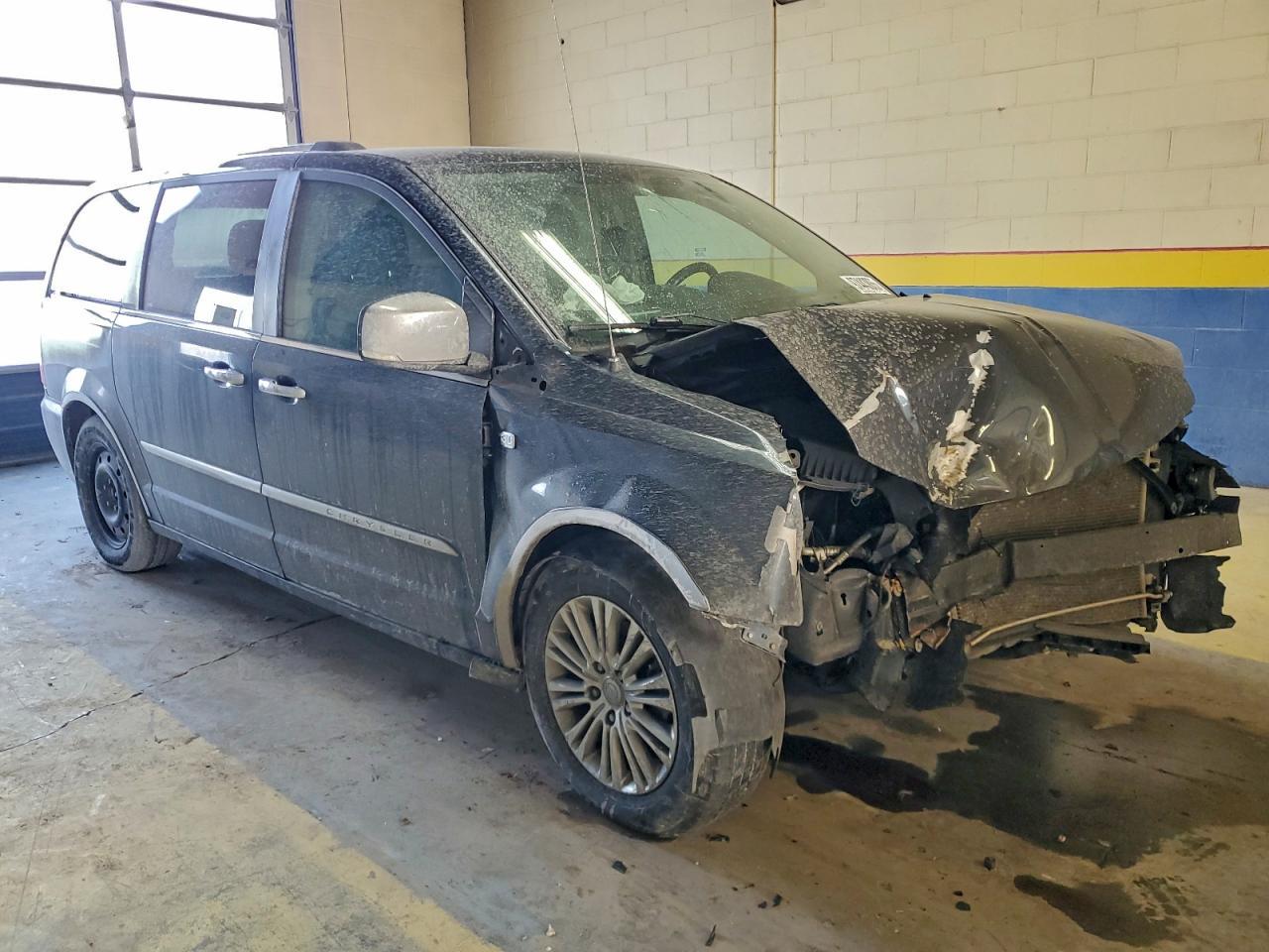 2014 Chrysler Town & Country Touring L - Фото 4