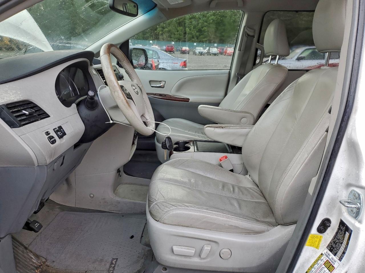 2012 Toyota Sienna Se 8-Passenger - Image 7
