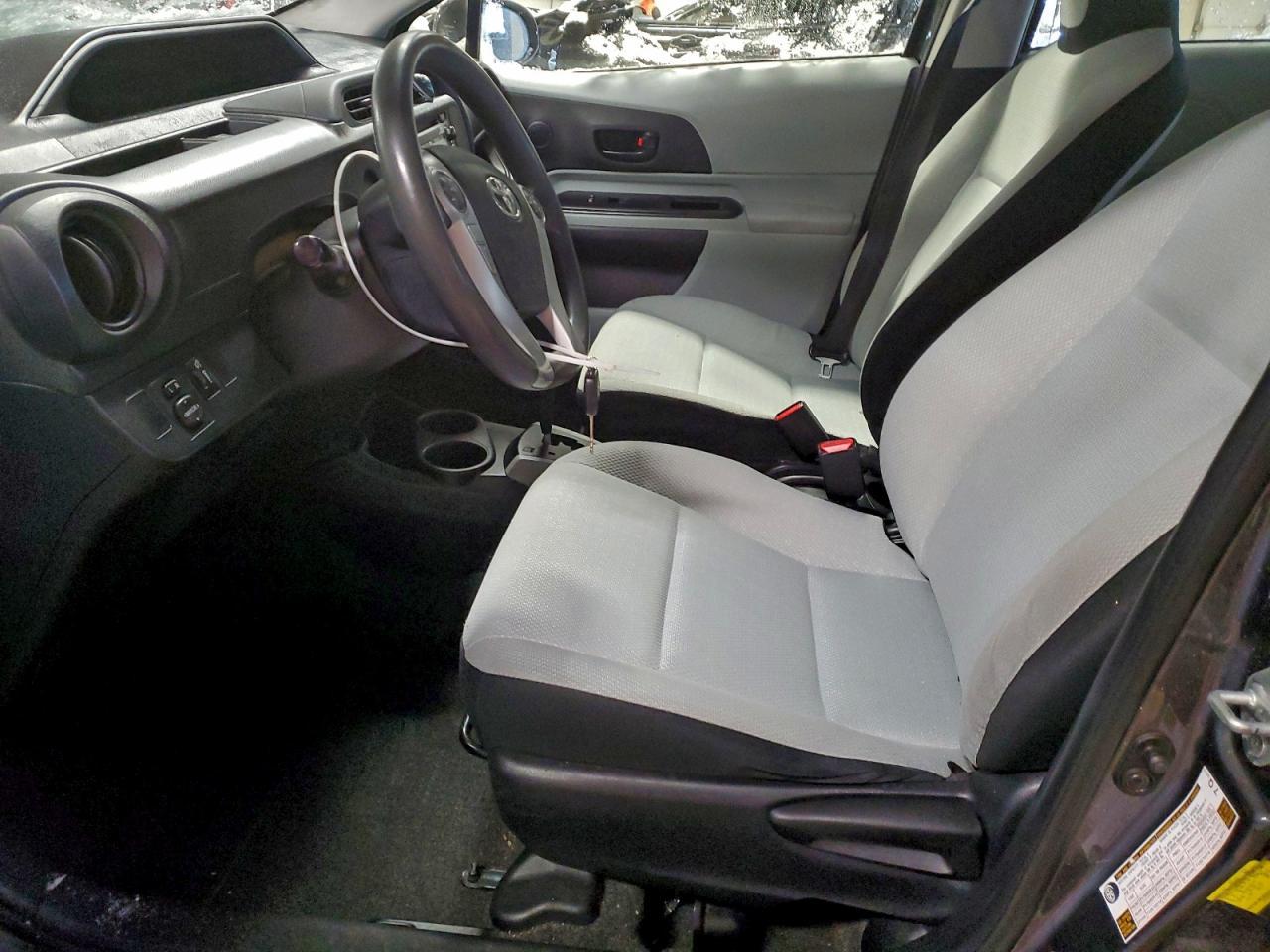 2013 Toyota Prius C - Фото 7