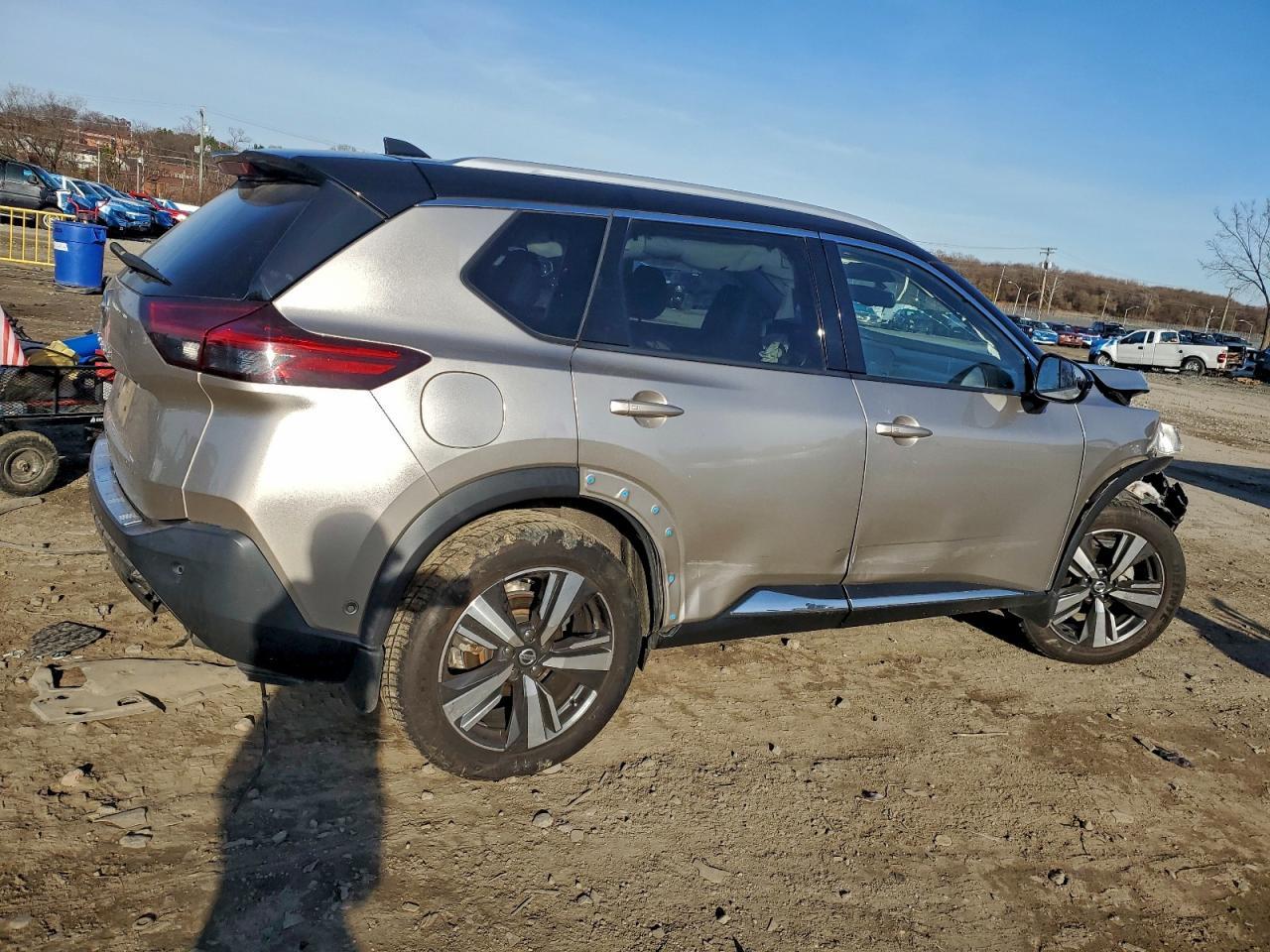 2021 Nissan Rogue Platinum - Image 3