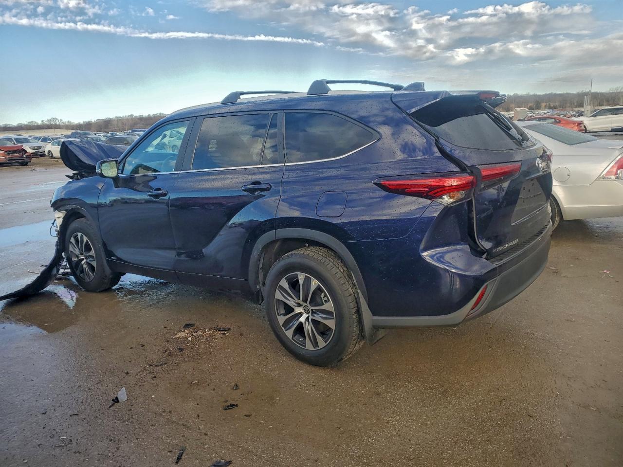 2023 Toyota Highlander - Image 2