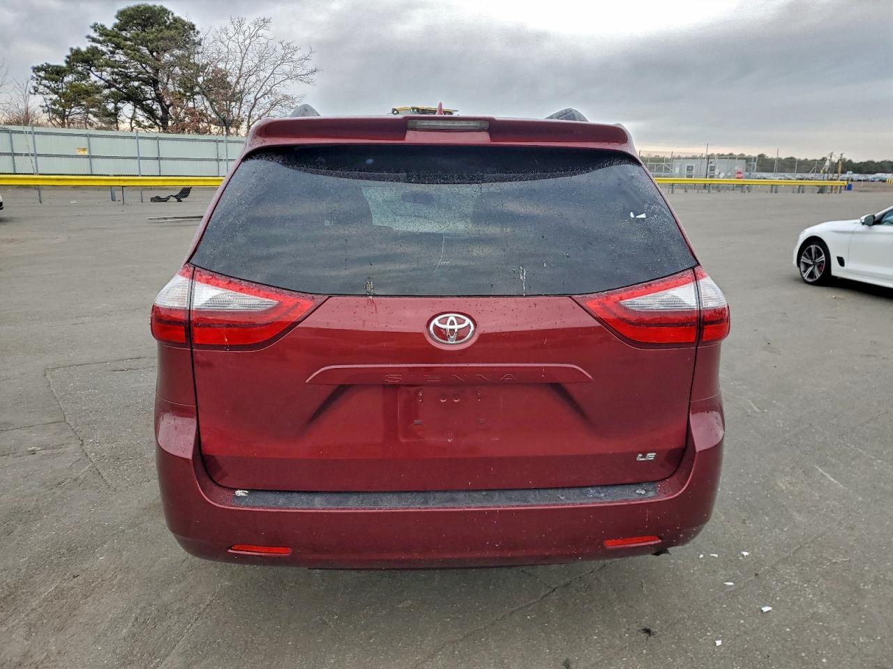 2020 Toyota Sienna Le - Image 6
