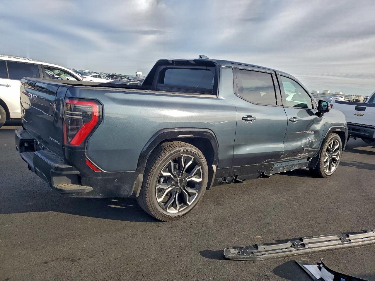 2025 GMC Sierra Denali - Image 3